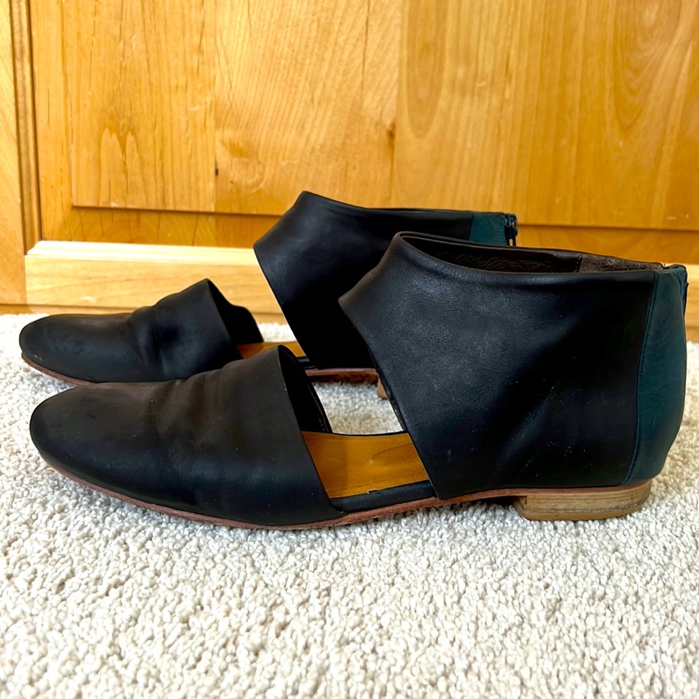 Coclico Illiad flats size 9 black/teal heel